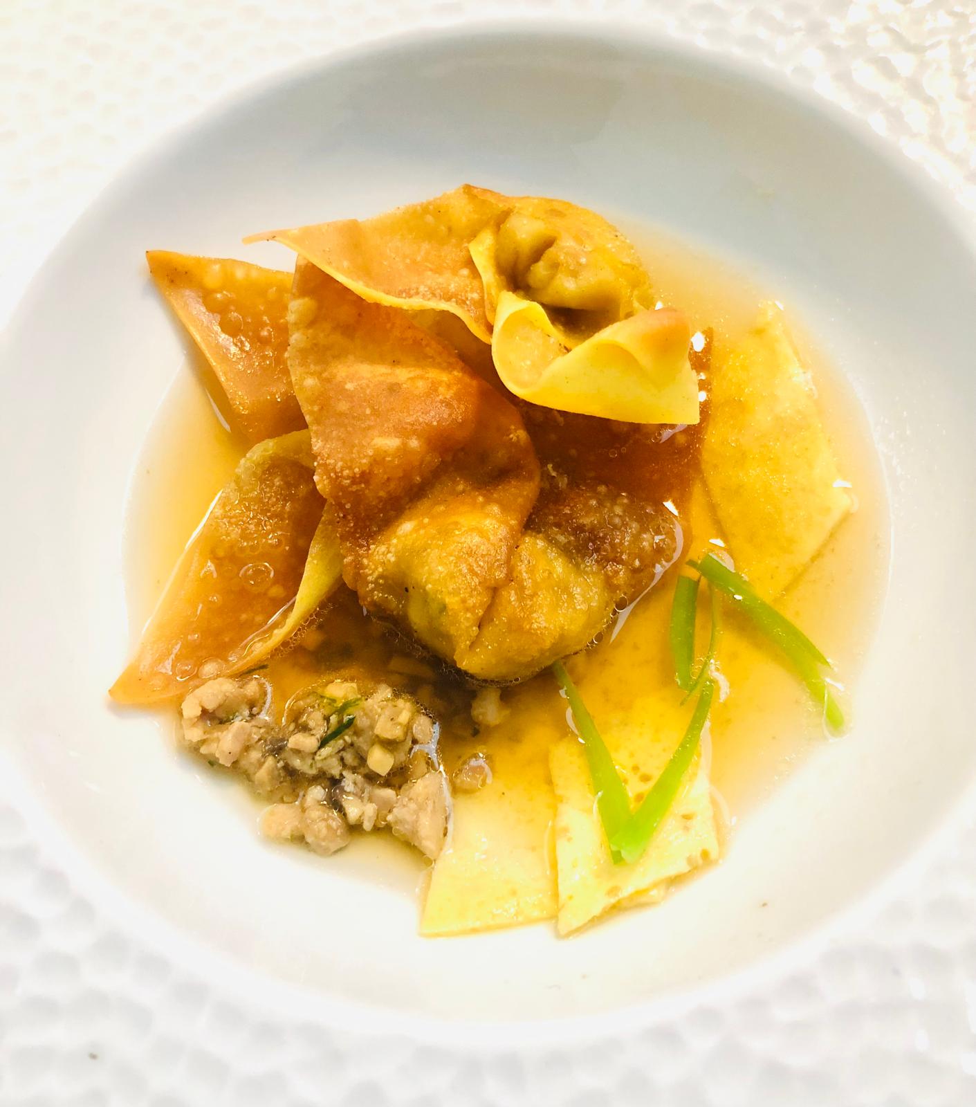Bouillon delicat avec ravioles croustillantes et farce parfumee