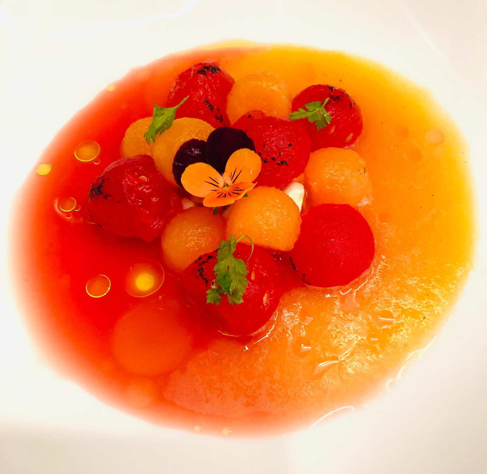 Dessert fruite rouge et orange dresse avec precision